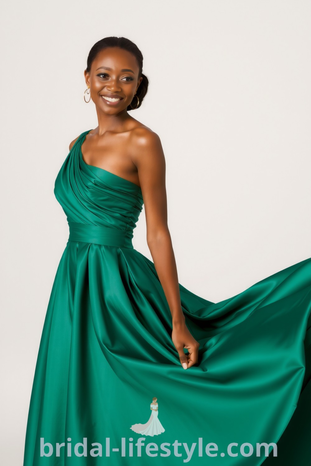 Emerald bridesmaid dress with a one-shoulder design, luxurious satin fabric, an A-line skirt, and delicate pleating. Perfect for dreamy brides. bridal-lifestyle.com