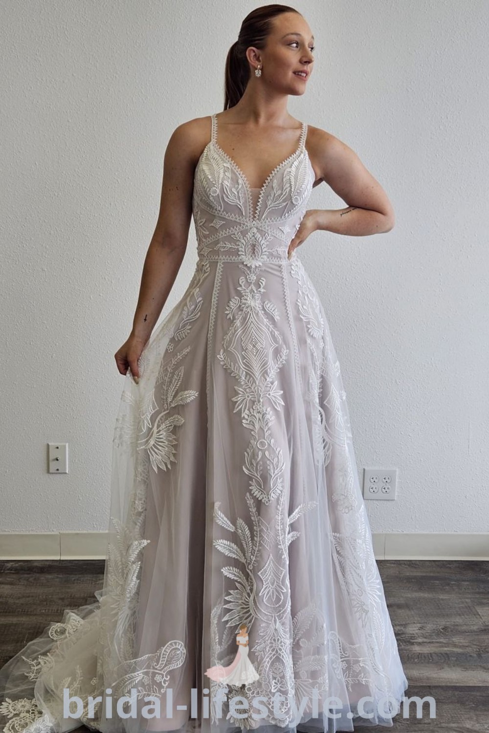 An elegant white lace wedding dress ideal for dreamy brides looking for romantic inspiration. This stunning gown captures Gatsby wedding vibes and is perfect for secret weddings. Discover the best wedding dress ideas at bridal-lifestyle.com.