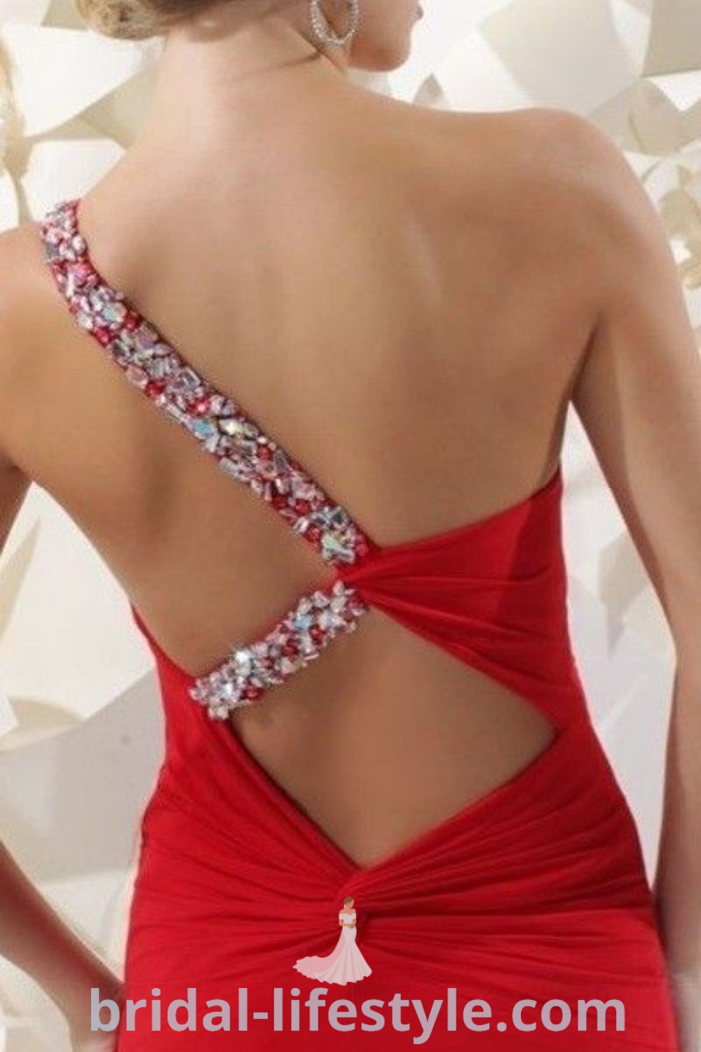 An elegant plus size feather dress that features a backless design and stunning sparkle details, ideal for prom. This stylish dress offers a combination of trendy aesthetics and comfort, perfect for every bride